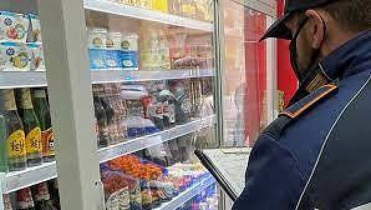 Vendeva superalcolici senza licenza, chiuso un minimarket a Firenze