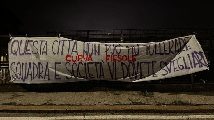Fiorentina, striscioni contro la società da parte della curva in tutta la città