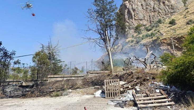 Brucia Monte Pellegrino per l’incendio di un camper, in azione vigili del fuoco e forestale