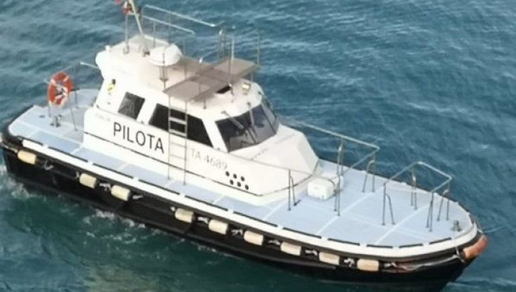 Taranto, barca rischia di finire sotto una nave: salvate le nove persone a bordo, tra loro anche una neonata e altri due bambini