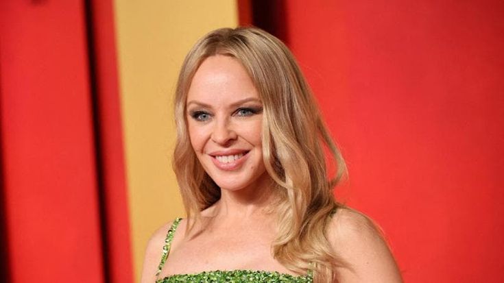 Kylie Minogue: “Il cancro al seno è ancora con me”