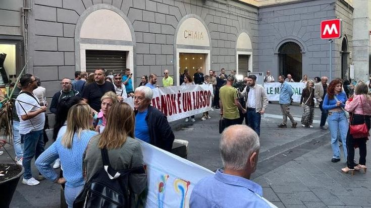 Napoli, operatori Gesco protestano nella stazione della metro di Chiaia