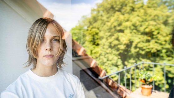 Marieke Lucas Rijneveld vince l'International Booker Prize con "Il disagio della sera"