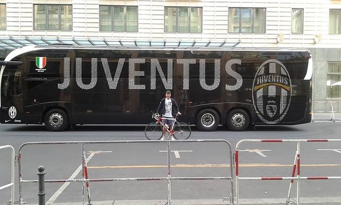 Da Milano a Berlino, un pugliese in bici per la Juve