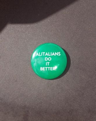 La sfida di Etihad in Italia con una spilletta: "Alitalians do it better"