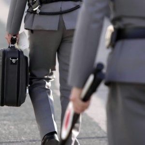 La suocera muore, loro continuano a intascare la pensione per anni: due denunce a Rimini