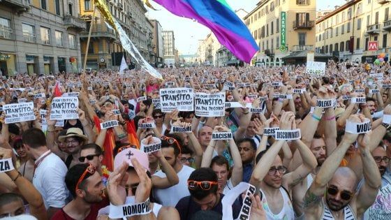 L'Unicredit Tower color arcobaleno, drag queen, talk e flashmob: 60 eventi per il Milano Pride
