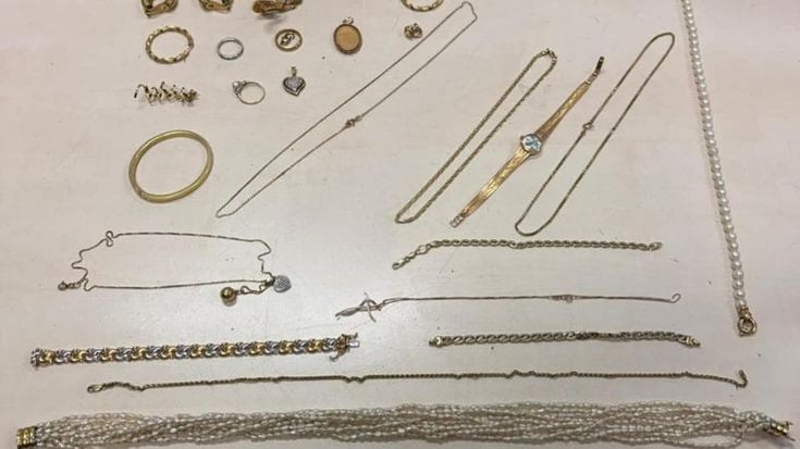 Truffatore seriale di anziani arrestato con 31mila euro di ori: “Rubo per pagare un debito di droga”