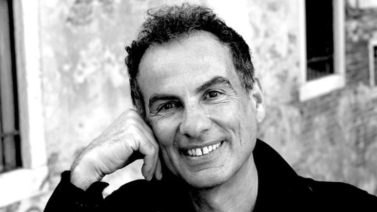 Andrea De Carlo: “Milano grigia e sfidante, mi ha reso ciò che sono”