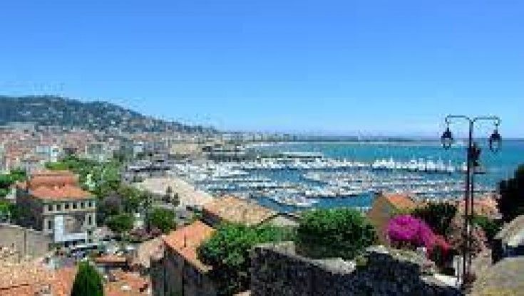 Cannes, un uomo che inneggia al Profeta e con un permesso di soggiorno italiano aggredisce con un coltello un poliziotto