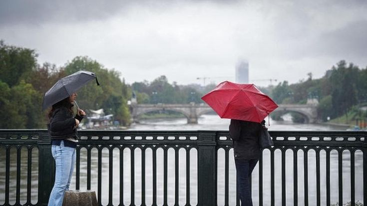 Previsioni meteo, perturbazione sull'Italia: piogge e temperature diurne in calo, neve a 2000 metri