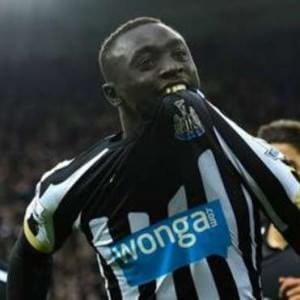 Papiss Cissè nei guai, la moglie: "Quando l'ho sposato avevo 13 anni"