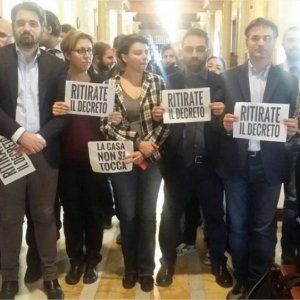 Decreto mutui, il M5s blocca la seduta alla Camera