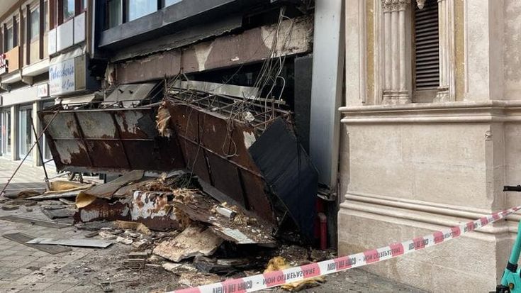 Bari, crolla su corso Vittorio Emanuele la pensilina dell’hotel Executive. Passante in salvo perché tirato dal cane: “Un miracolo”