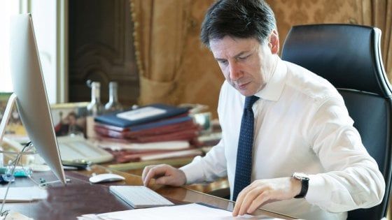 Conte: "Il Mes ha brutta fama, non dimentichiamo la Grecia". E rilancia i Coronabond. Telefonata con Ursula von der Leyen
