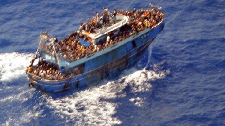 Naufragio di Pylos, Frontex: “Offrimmo alla Guardia costiera greca un nostro drone per monitorare il peschereccio con i migranti, ma lo utilizzarono altrove”