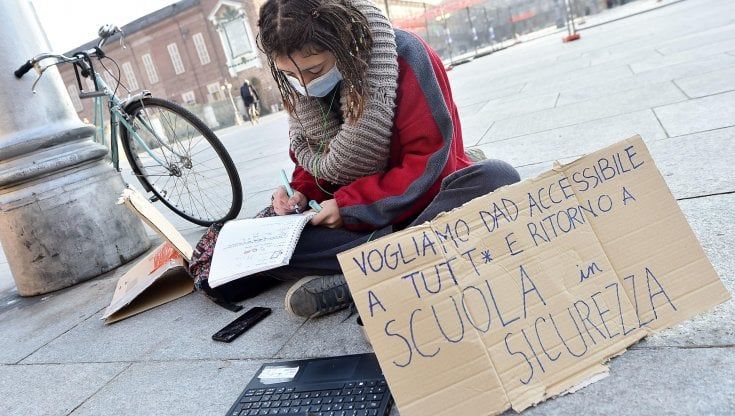 Gli adolescenti italiani e la pandemia: i social non bastano, sette su dieci sono "più soli". Sorpresa dagli acquisti online: libri al secondo posto