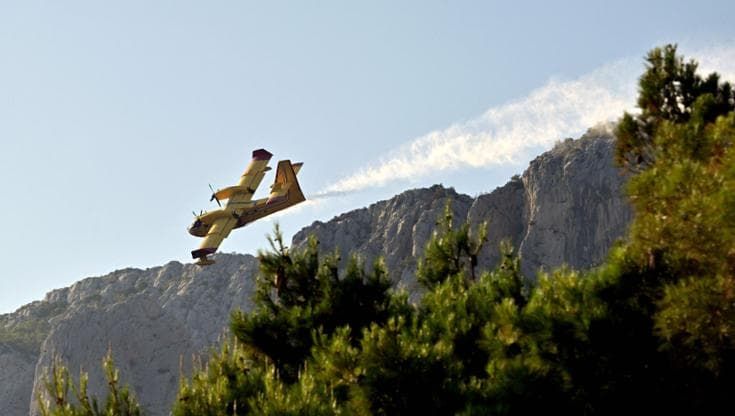 Vasto incendio a Caltanissetta, in azione elicotteri e canadair