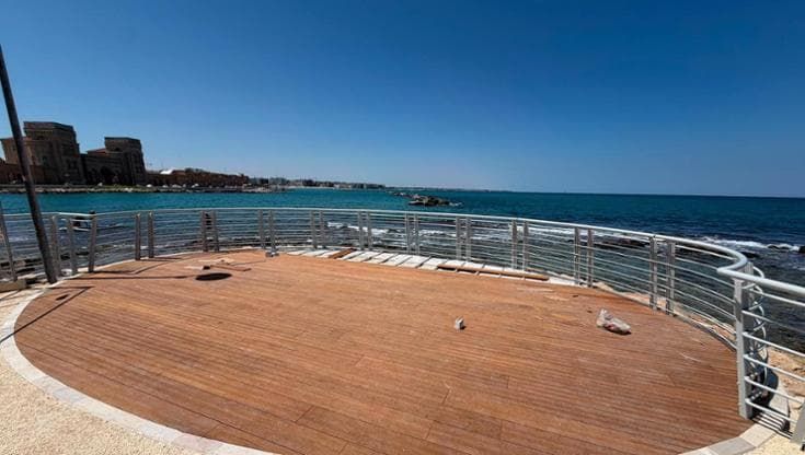 Bari, già vandalizzata e sommersa dai rifiuti la nuova spiaggia di Provolina. Scaramuzzi: “Sgomento”