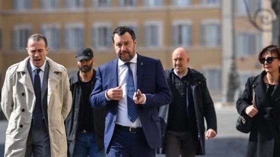Coronavirus, Salvini a spasso per Roma con la fidanzata. Mastella e il Pd lo attaccano. Lui: "Ho diritto anche io a fare la spesa"