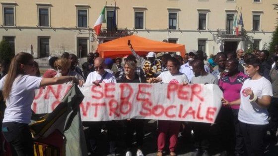 Centro sociale ex canapficio in piazza. Chiedono una sede e i fondi loro assegnati per il progetto Sprar