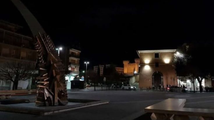 "Torna al tuo paese, puzzi": bimbo escluso dalla partita di calcio. E una mamma difende il branco