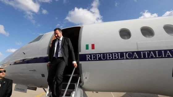 Indagato Salvini: "Voli di Stato a fini privati"