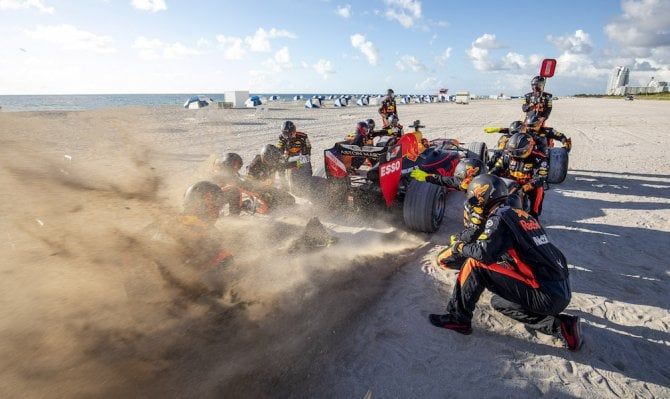 Red Bull, con la F1 sulle montagne rocciose e in spiaggia