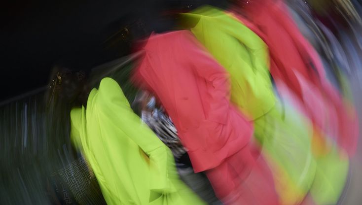 I colori fluo illuminano la moda e la bellezza di primavera 