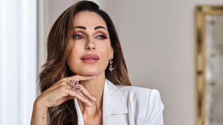 Anna Tatangelo rinvia il tour dopo il parto. “Bisogna imparare a fermarsi”