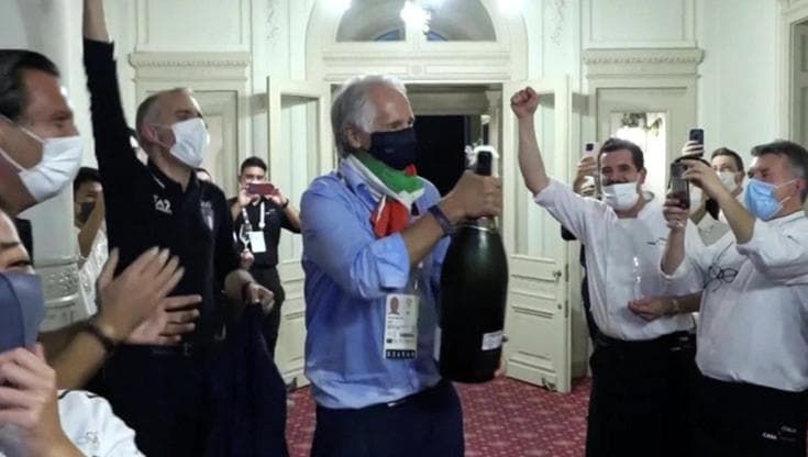Tokyo 2020, festa a Casa Italia per le medaglie: Malagò stappa lo champagne