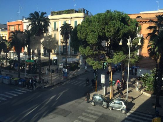 Bari, in centro il 'bacio' delle Smart in sosta vietata