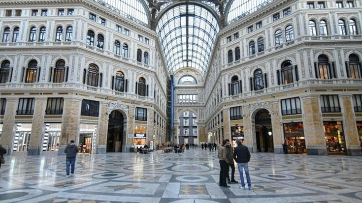Galleria Umberto, apre il cantiere: due cancelli e nuova pavimentazione