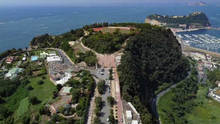 Il verde negato del parco Virgiliano: viaggio tra aiuole secche e giostrine rotte