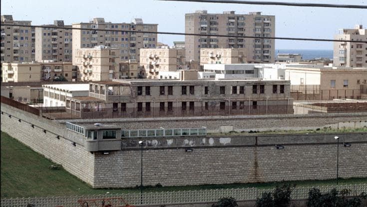 Olio bollente contro un agente di custodia, aggressione di un detenuto nel carcere di Trapani