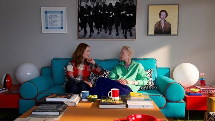 ‘La stanza accanto’, le prime immagini del nuovo film di Pedro Almodóvar in anteprima a Venezia