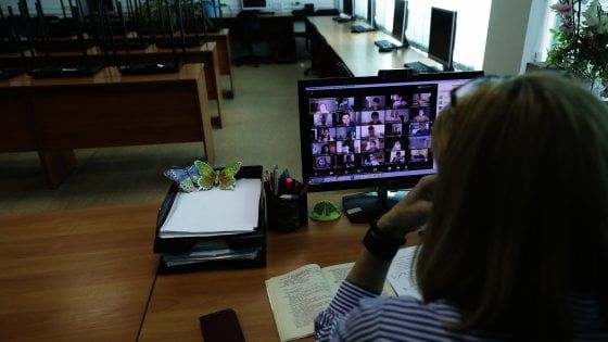 Coronavirus a Milano, durante la lezione online la maestra sente in diretta urla e schiaffi alla mamma del suo alunno e chiama il 112