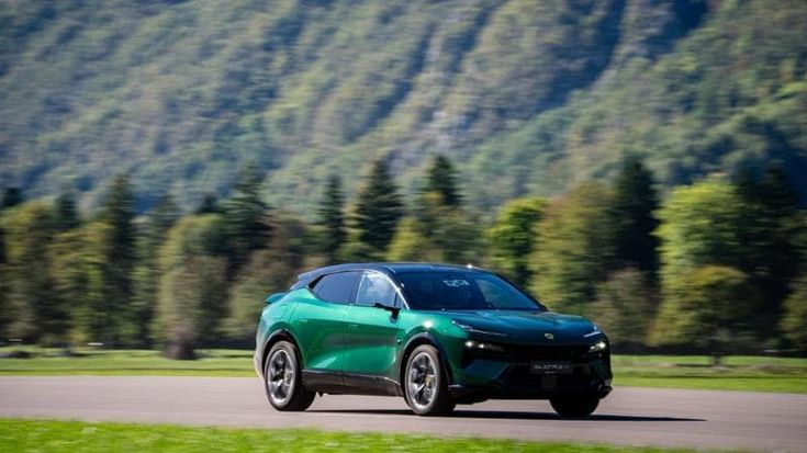 Lotus Eletre X, la prima ibrida del marchio è comoda e potentissima. Ecco come va