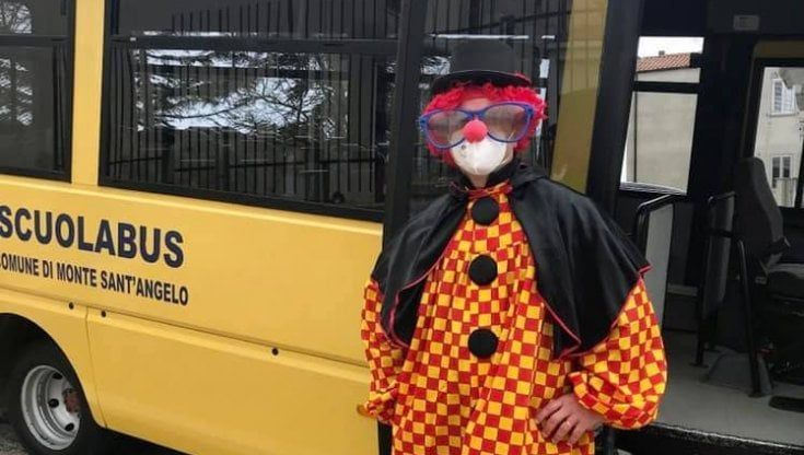 Autista dello scuolabus in maschera a Monte Sant'Angelo, il sindaco lo ringrazia: "Nonostante pandemia e guerra, Lino ha fatto felici i bambini"