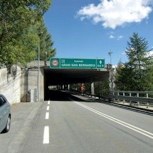 Sfida tra supercar nel tunnel del San Bernardo, maximulta e due bolidi sequestrati