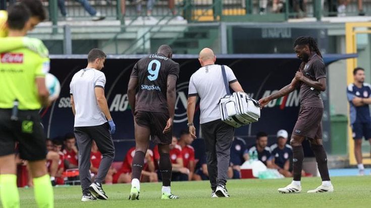 Napoli, vittoria amara: si infortuna Lukaku. In gol Politano e Lucca
