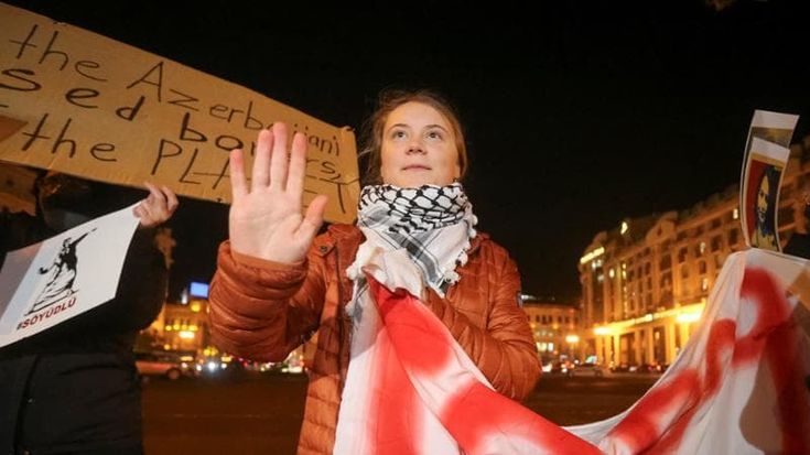 La protesta di Greta Thunberg, a Tbilisi contro la Cop29 di Baku e le “elezioni rubate” in Georgia