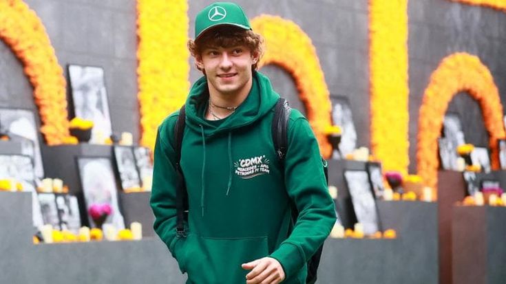 Sorrisi e autografi in Messico: la vigilia leggera di Kimi l’anti star