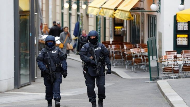 Attentato di Vienna, tutte le falle dell'intelligence austriaca: così il terrorista è sfuggito al sistema di prevenzione