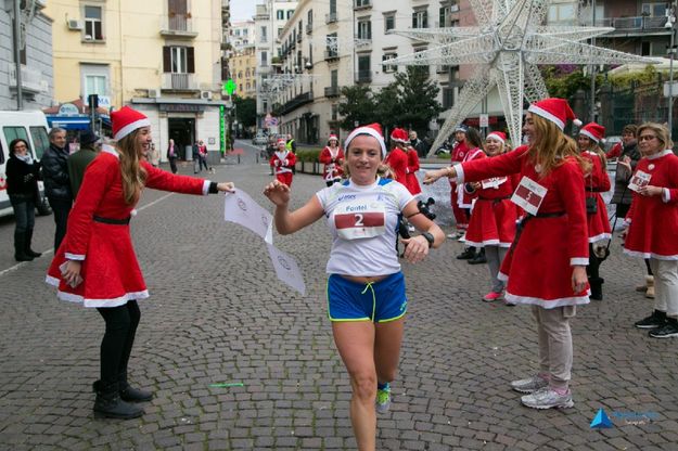 La corsa dei Babbo Natale nelle strade di Chiaia