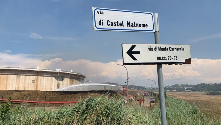 Incendio vicino alla discarica di Malagrotta, fiamme intorno alle cisterne di carburante per aerei