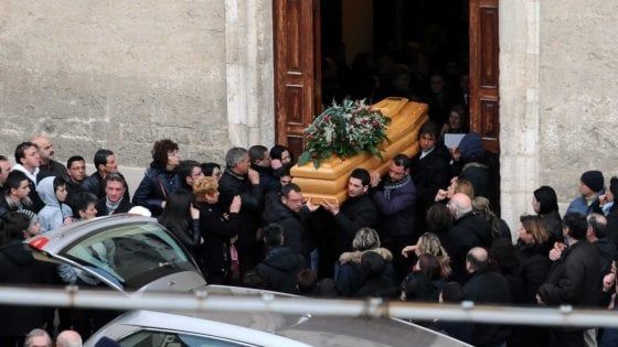 Coronavirus, vietato fare le condoglianze: la direttiva dei vescovi pugliesi per evitare i contagi durante i funerali