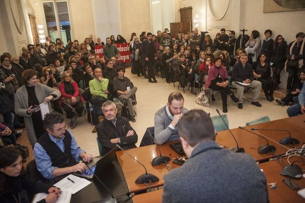 Licenziamenti Cna, 200 lavoratori protestano in Comune a Bologna