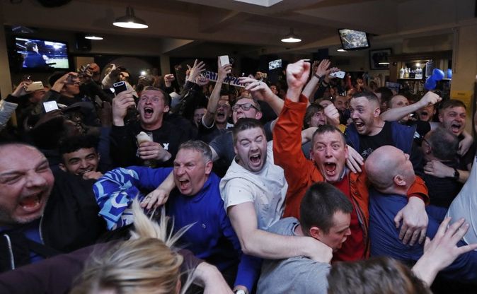 Leicester campione d'Inghilterra: i tifosi esultano dopo Chelsea-Tottenham