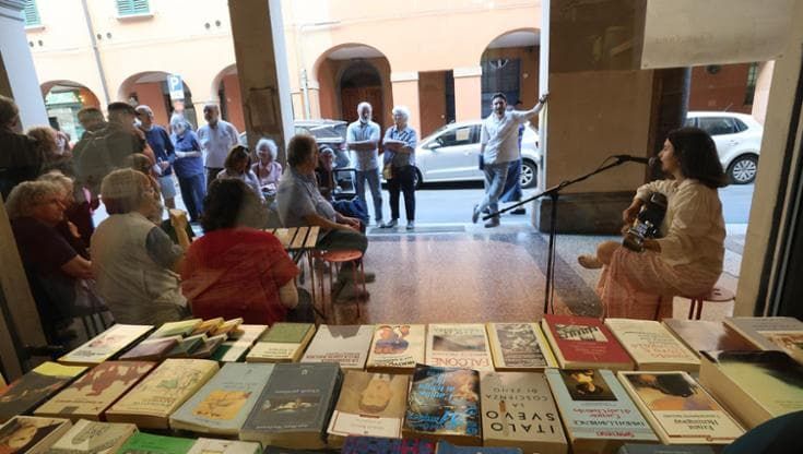 In 200 alla riapertura di “Libri liberi”: rose bianche per ricordare Anna Hilbe
